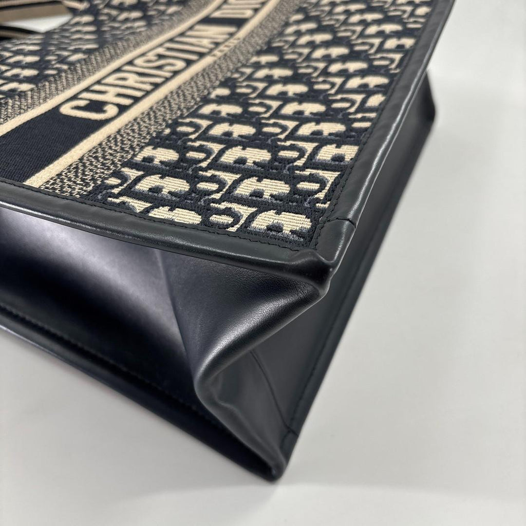 Dior Book Tote Bag Medium — view 7