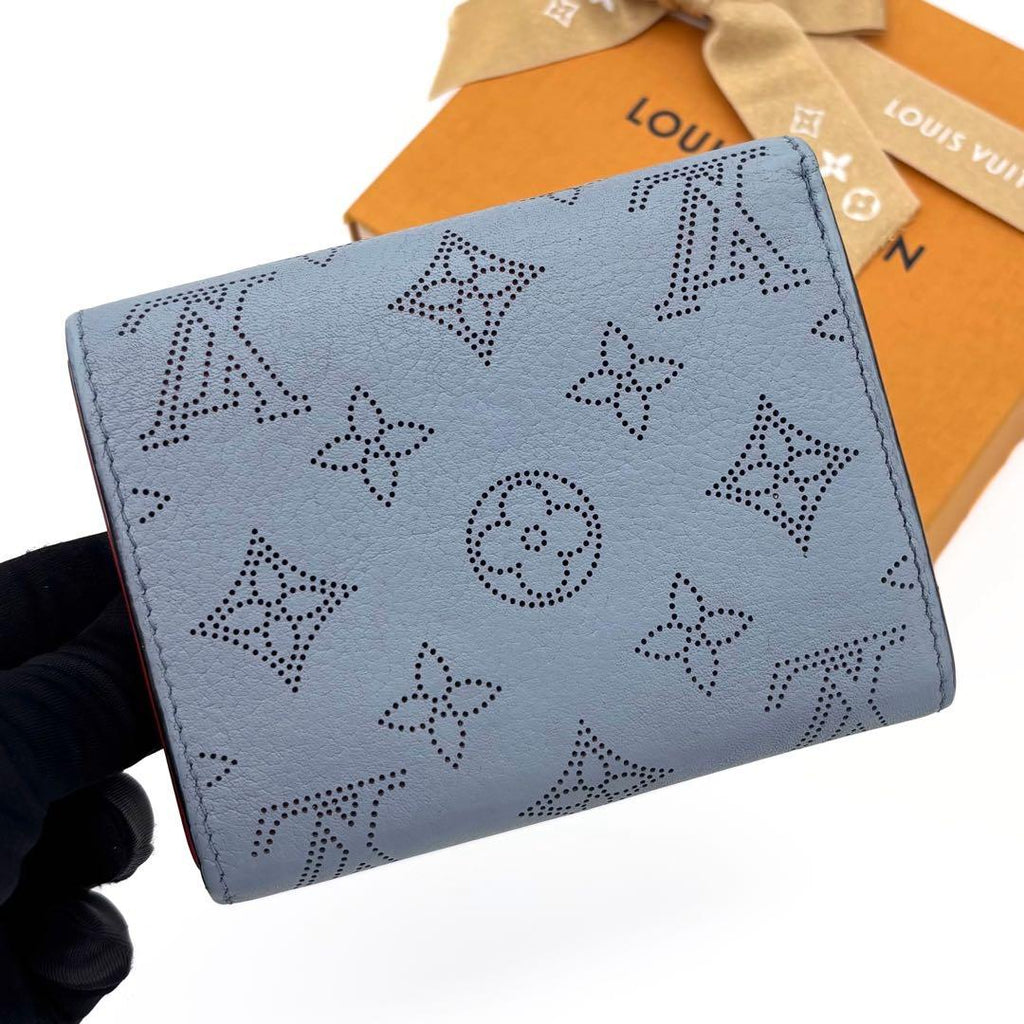 Louis Vuitton Mahina Portefeuille Iris Compact Bifold Wallet Blue Red — view 2