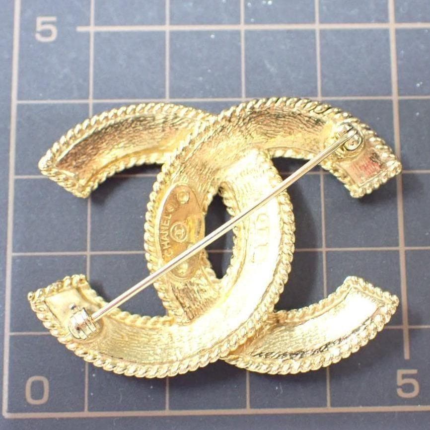 Chanel Brooch CC Logo Gold Vintage — view 5