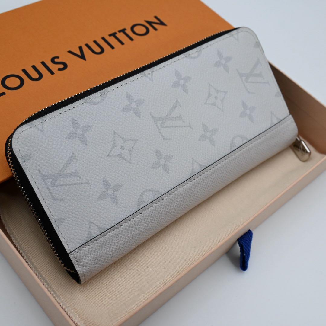 Louis Vuitton Taigarama Vertical Wallet Antarctica — view 2