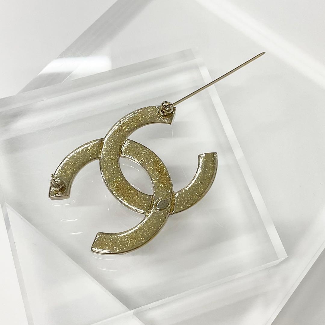 Chanel Brooch CC Logo Rhinestone Gold — view 4