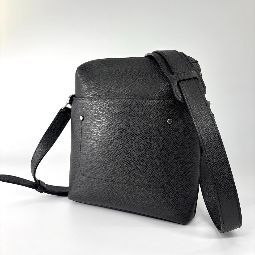 Louis Vuitton Super Taiga Grigori Shoulder Bag Black — view 2