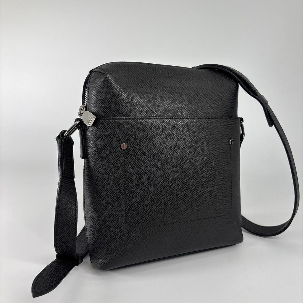 Louis Vuitton Super Taiga Grigori Shoulder Bag Black — view 3