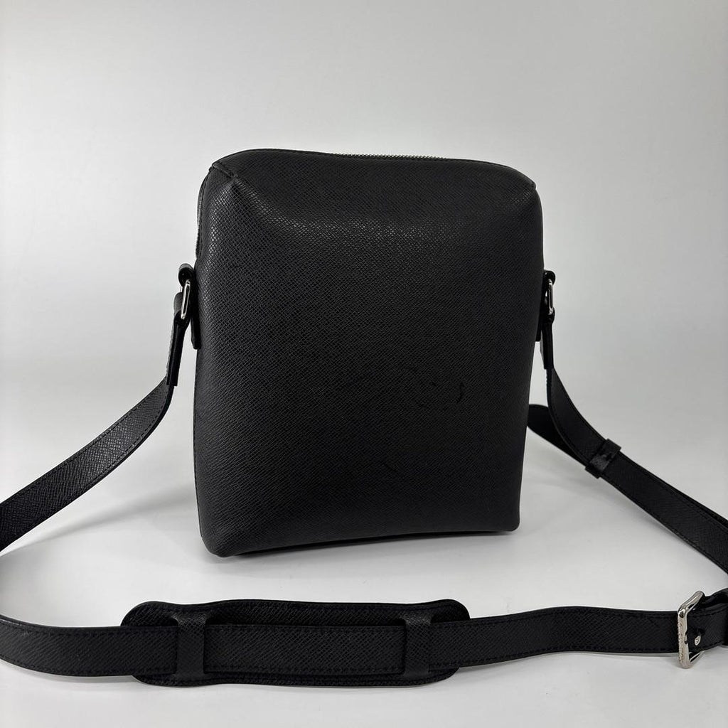 Louis Vuitton Super Taiga Grigori Shoulder Bag Black — view 4