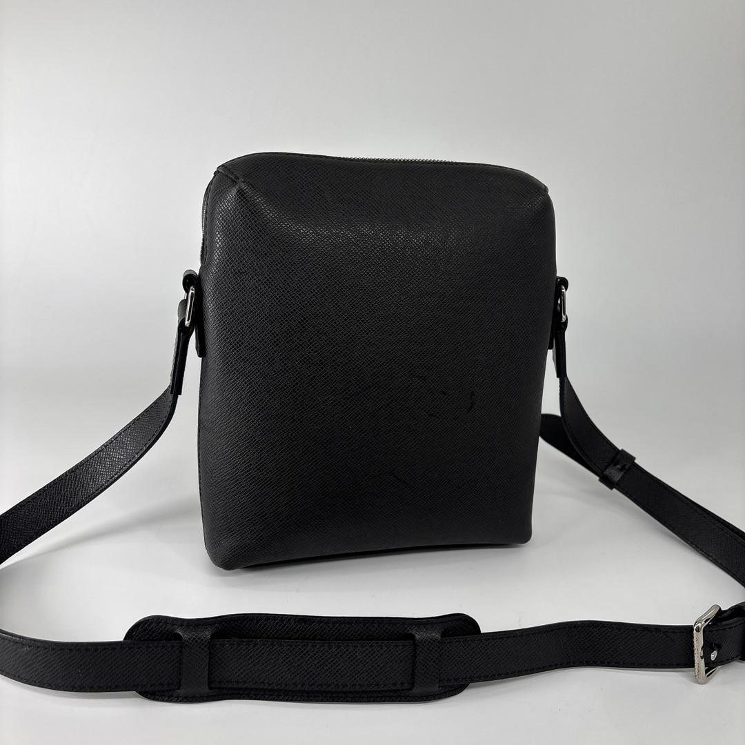 Louis Vuitton Super Taiga Grigori Shoulder Bag Black — view 4