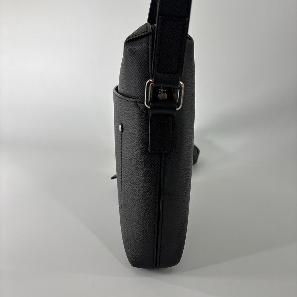 Louis Vuitton Super Taiga Grigori Shoulder Bag Black — view 5