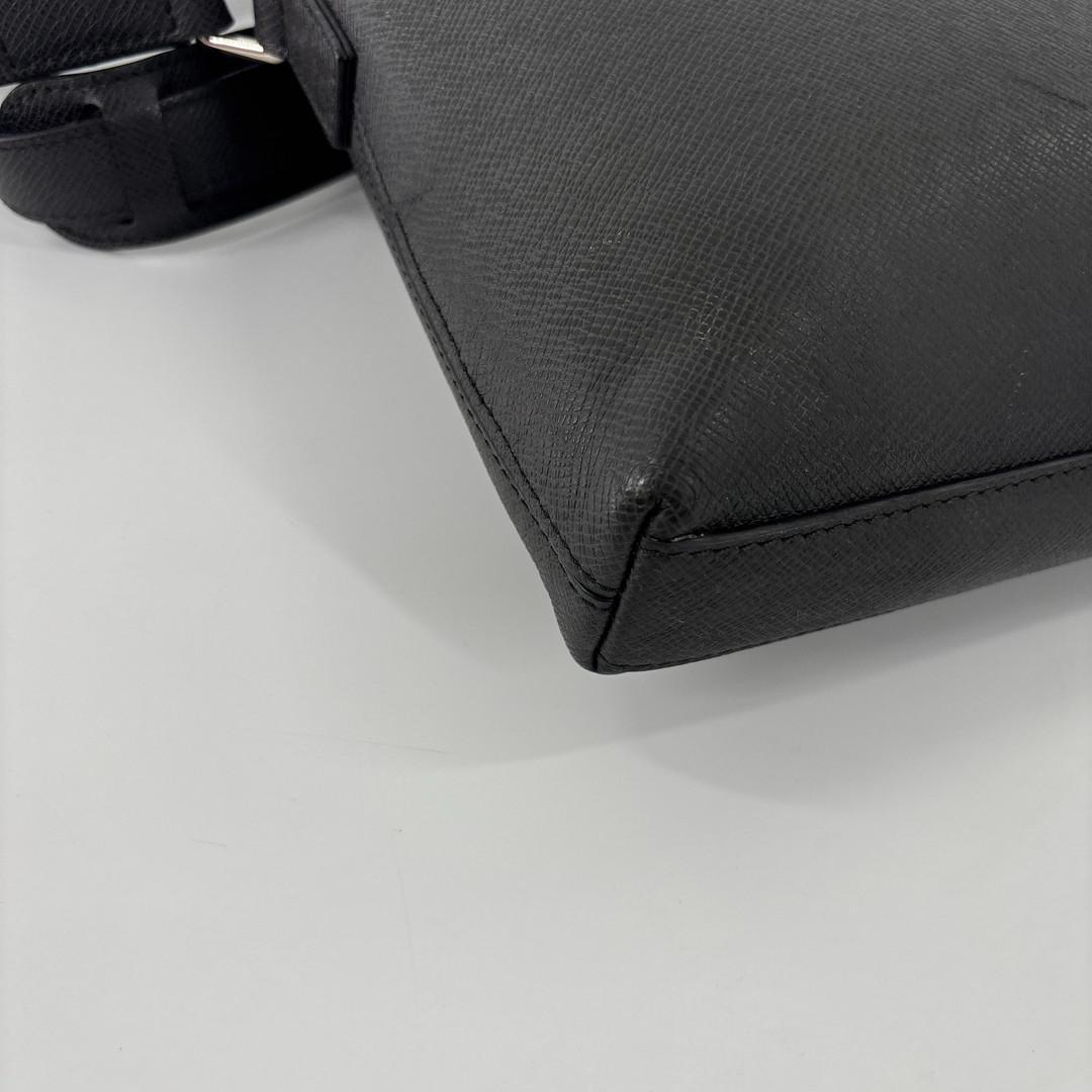 Louis Vuitton Super Taiga Grigori Shoulder Bag Black — view 9