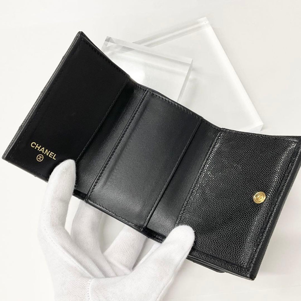 Chanel Caviar Leather CC Logo Small Wallet Foldable — view 5