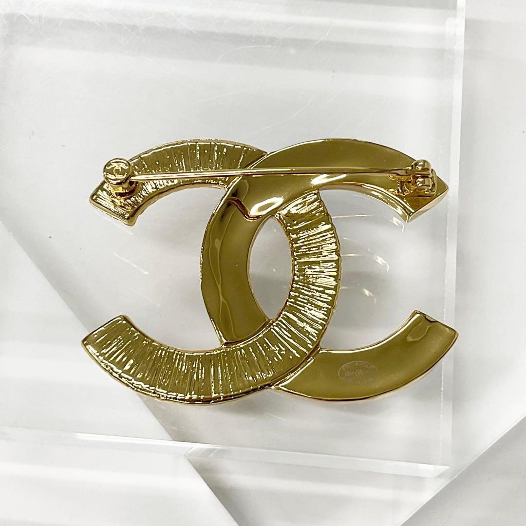 Chanel Brooch Heremark Gold Black — view 4