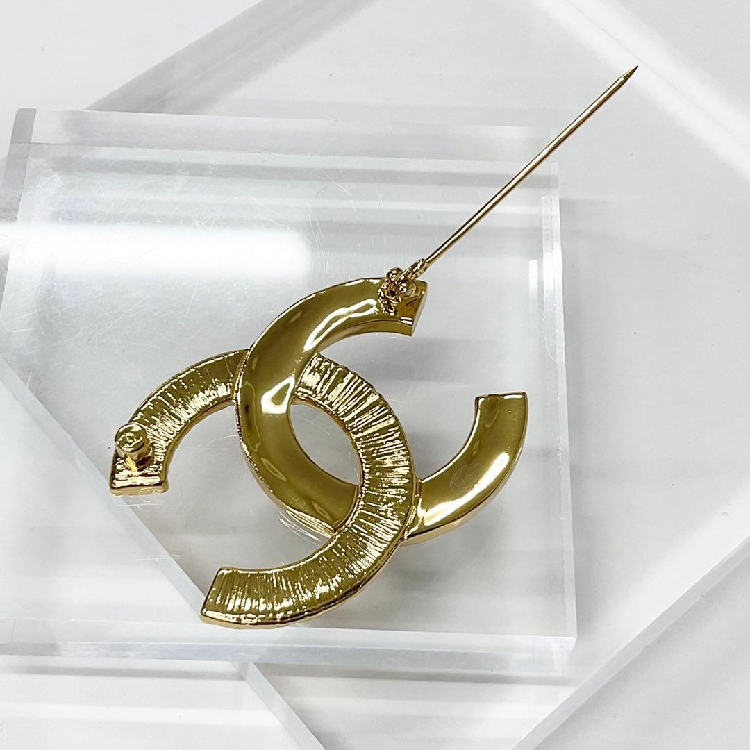 Chanel Brooch Heremark Gold Black — view 5