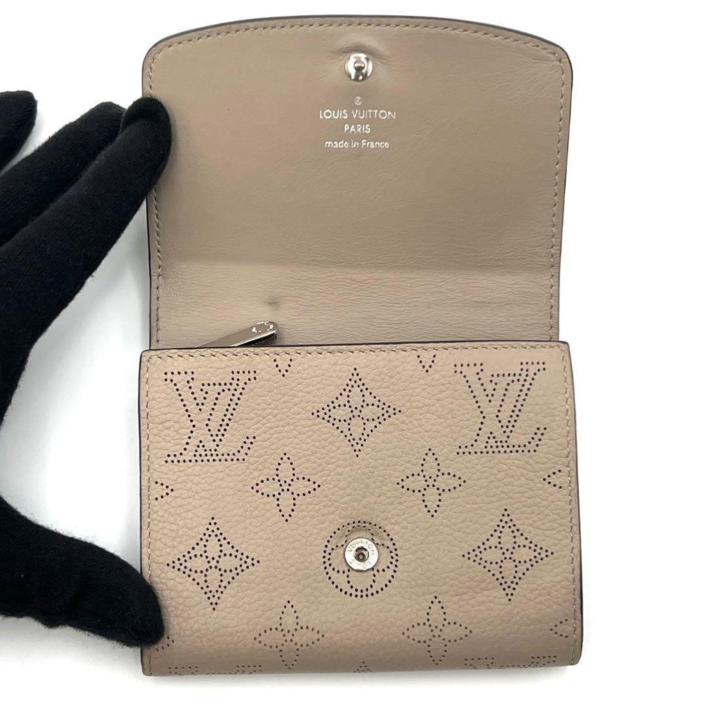 Louis Vuitton Mahina Portefeuille Iris Compact Bifold Wallet Galle — view 3