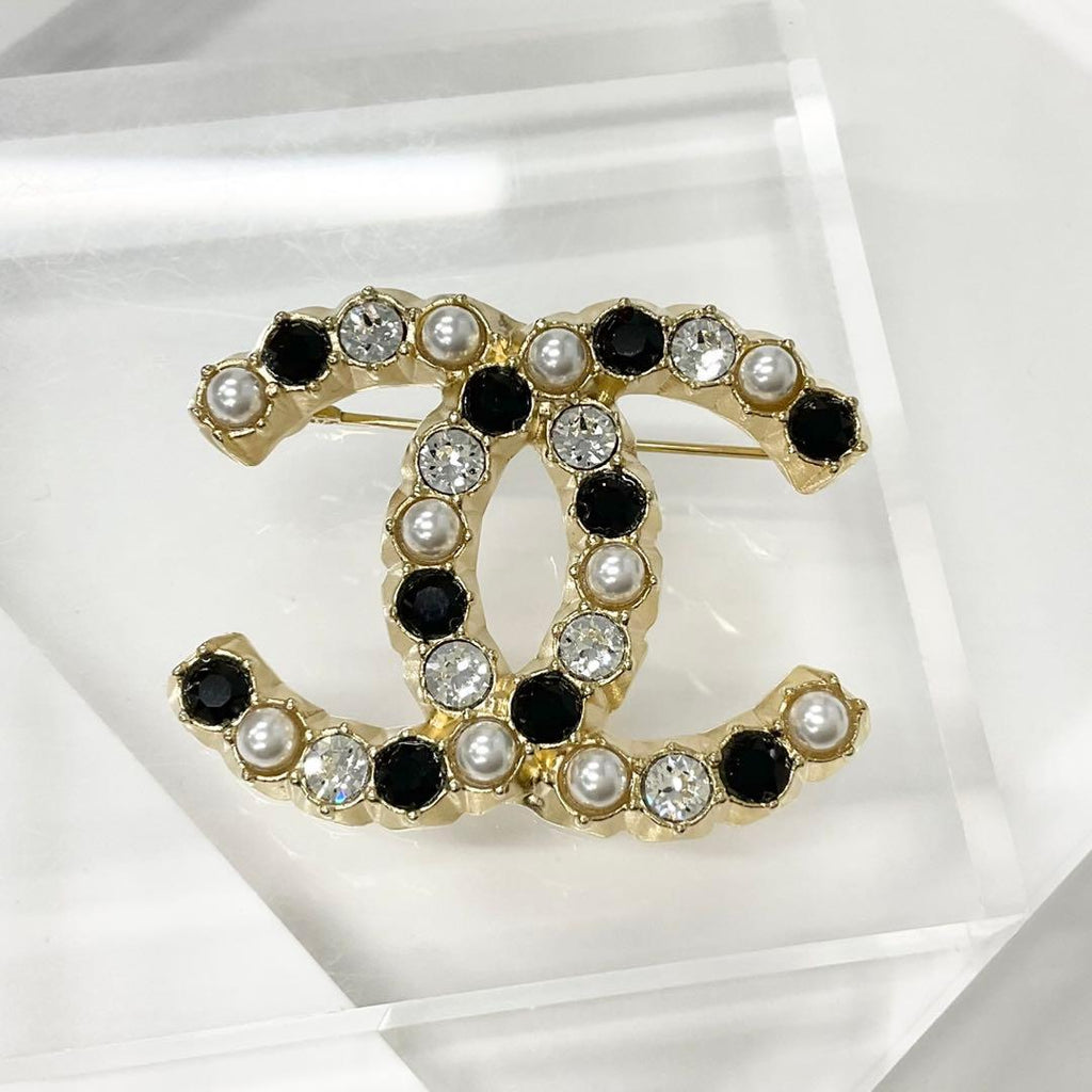 Chanel Brooch CC Logo Pearl Rhinestone Gold — view 2