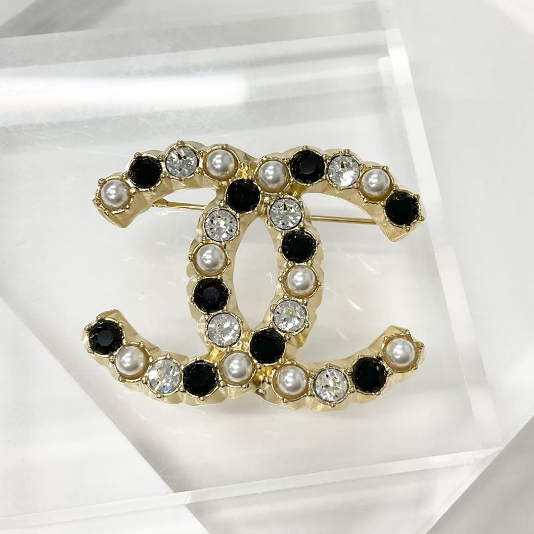 Chanel Brooch CC Logo Pearl Rhinestone Gold — view 2