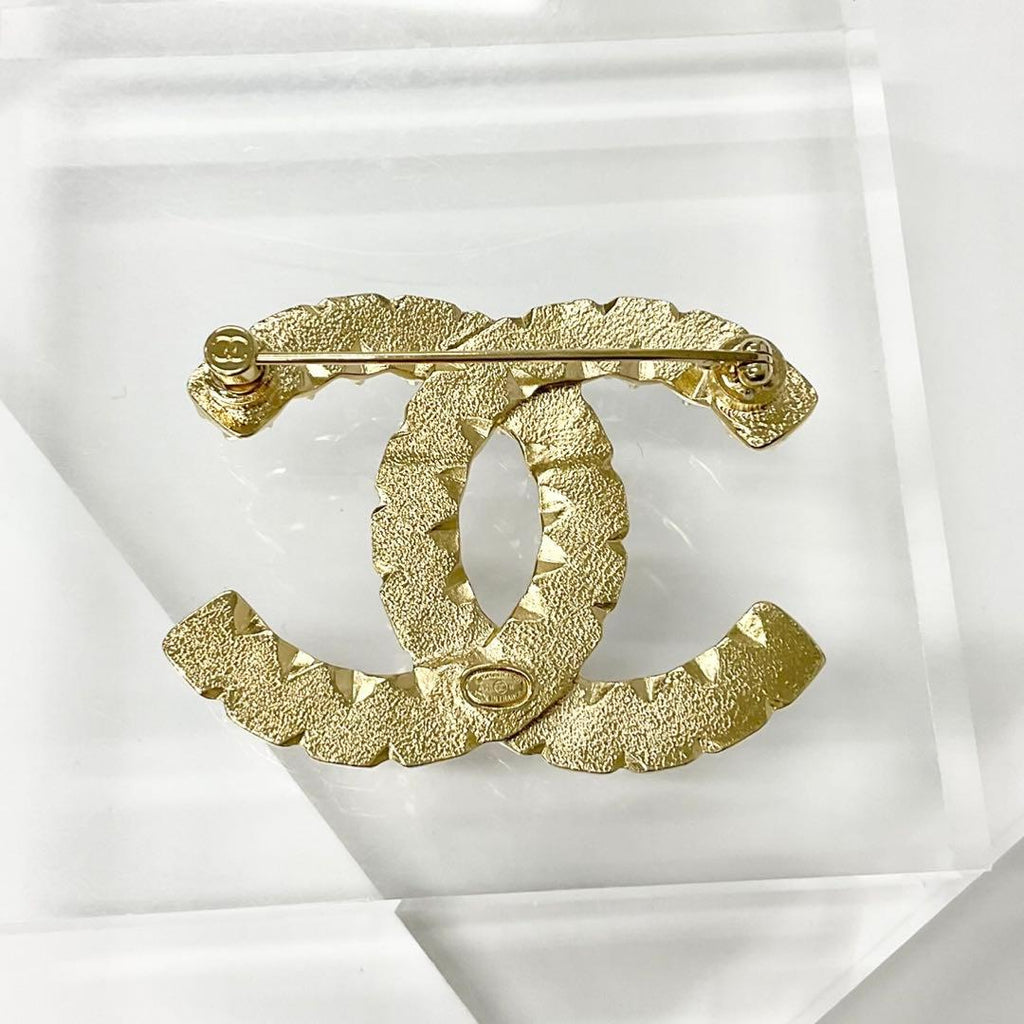 Chanel Brooch CC Logo Pearl Rhinestone Gold — view 3