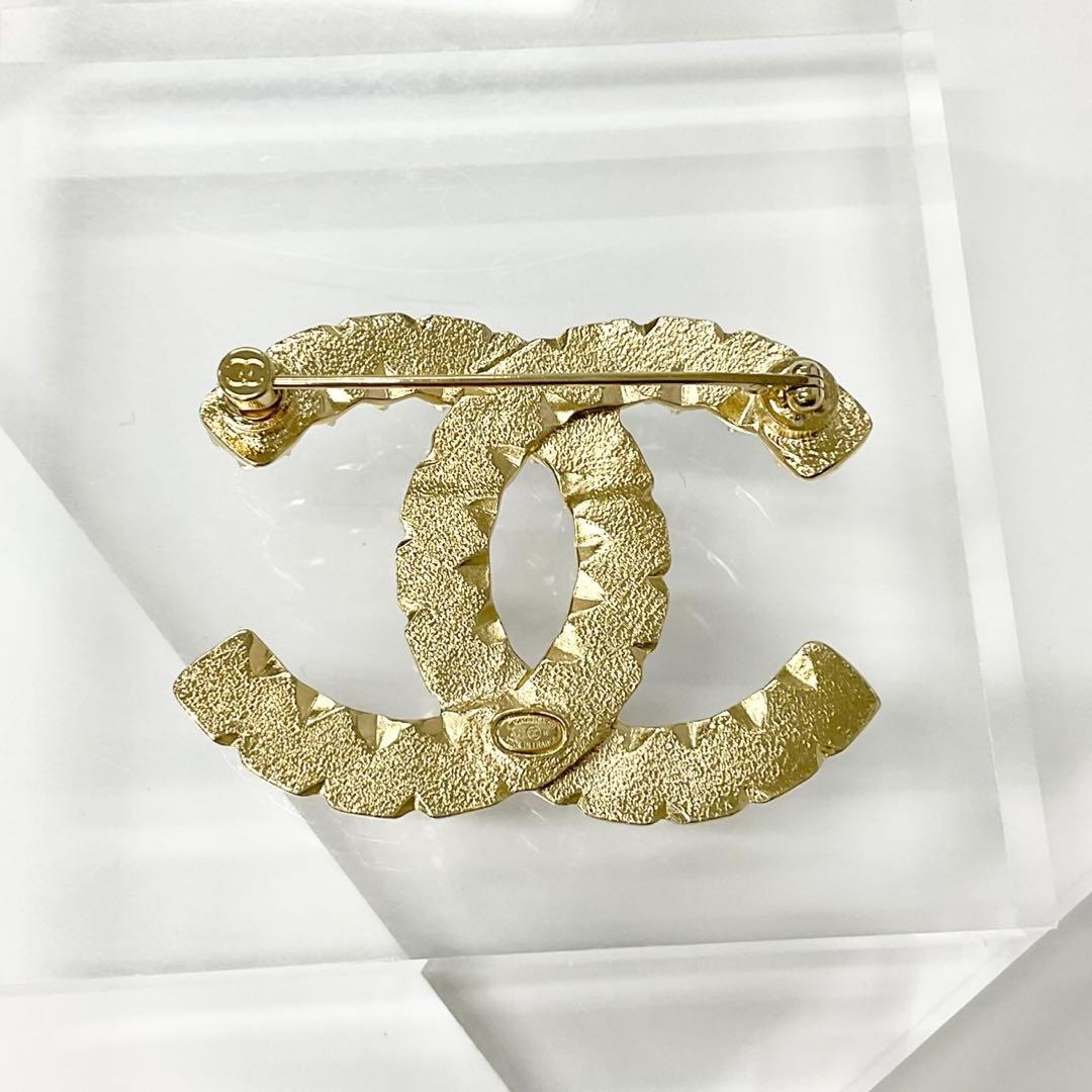 Chanel Brooch CC Logo Pearl Rhinestone Gold — view 3