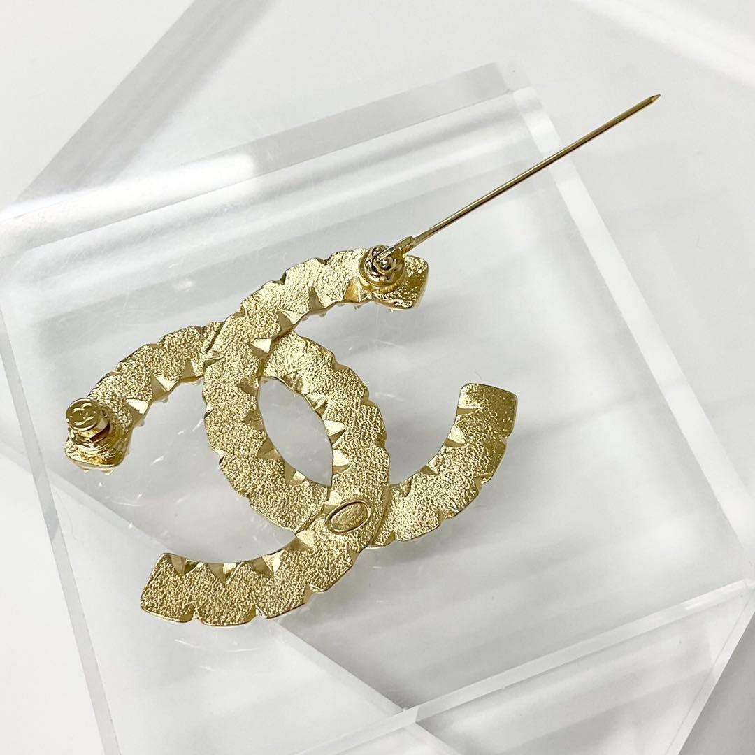 Chanel Brooch CC Logo Pearl Rhinestone Gold — view 4