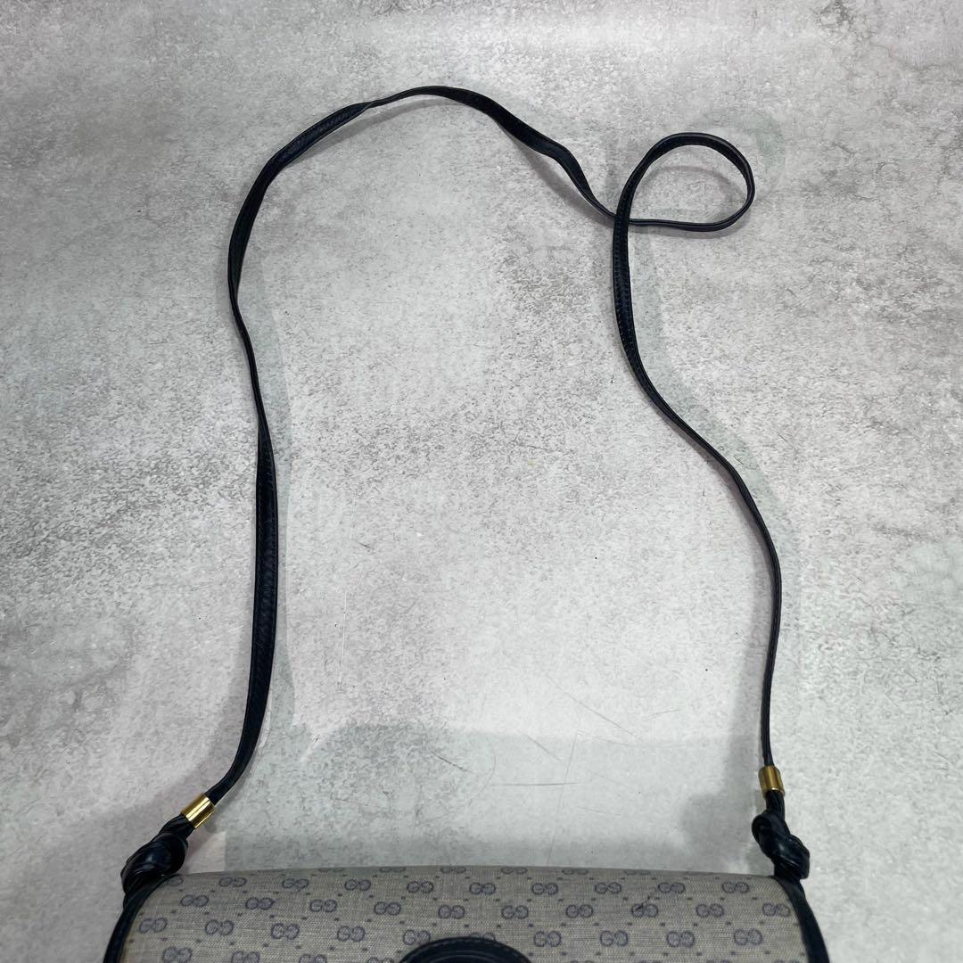 Gucci GG Shoulder Bag Navy Beige Logo Leather — view 4