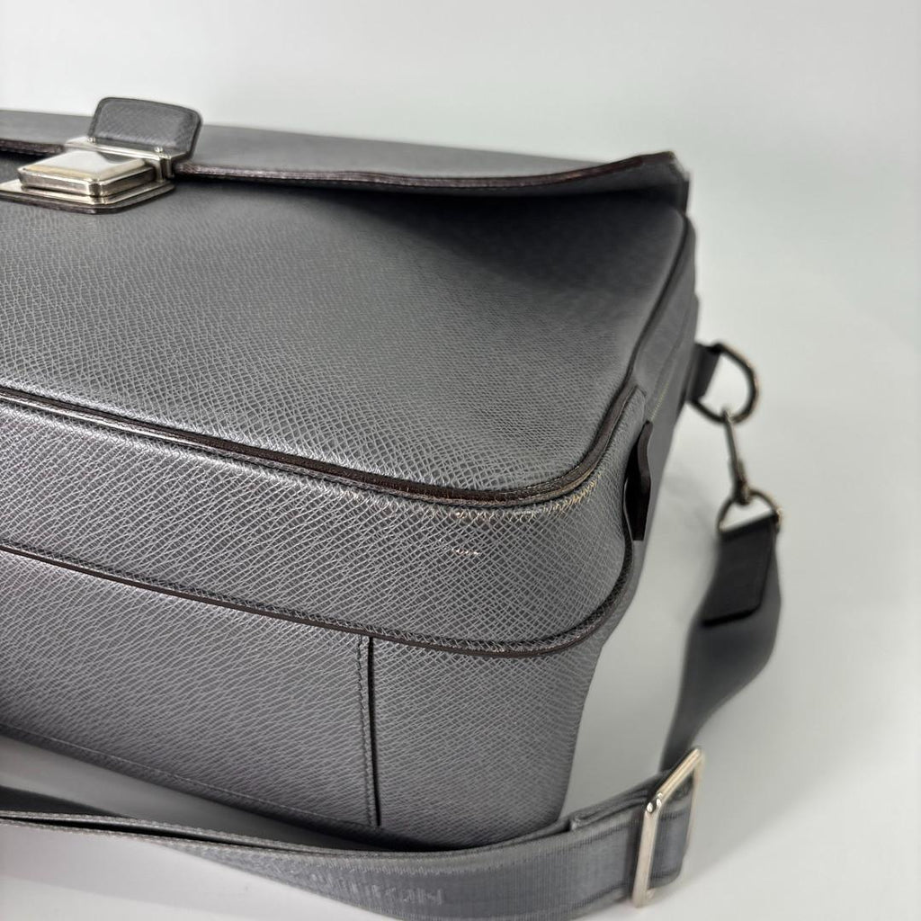 Louis Vuitton Super Taiga Vasili GM Business Bag Gray — view 9