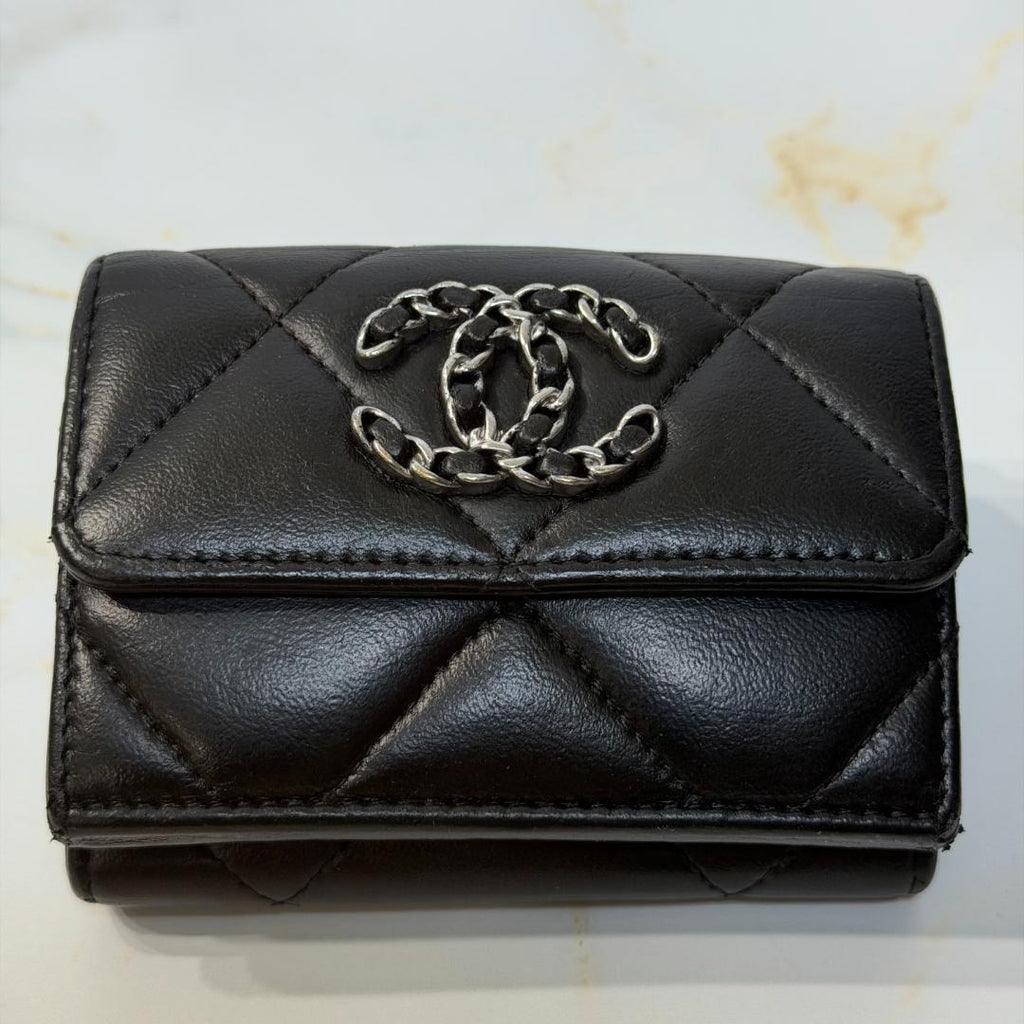 Chanel 19 Dixneuf Small Flap Wallet Trifold — view 2