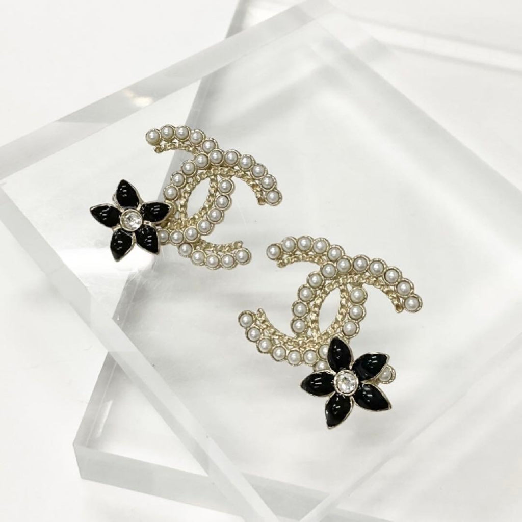 Chanel Earrings CC Logo Pearl Rhinestone Flower Gold — view 2