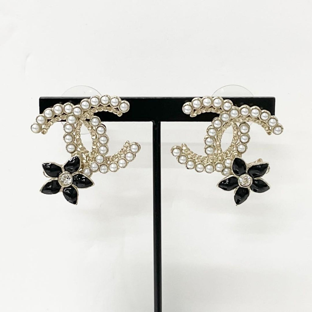 Chanel Earrings CC Logo Pearl Rhinestone Flower Gold — view 6