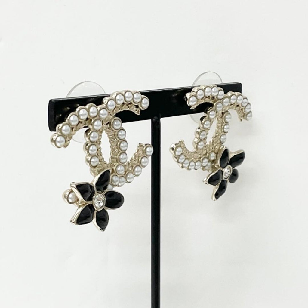Chanel Earrings CC Logo Pearl Rhinestone Flower Gold — view 7