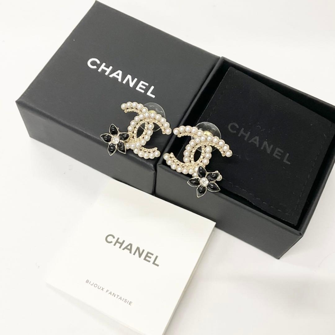 Chanel Earrings CC Logo Pearl Rhinestone Flower Gold — view 9