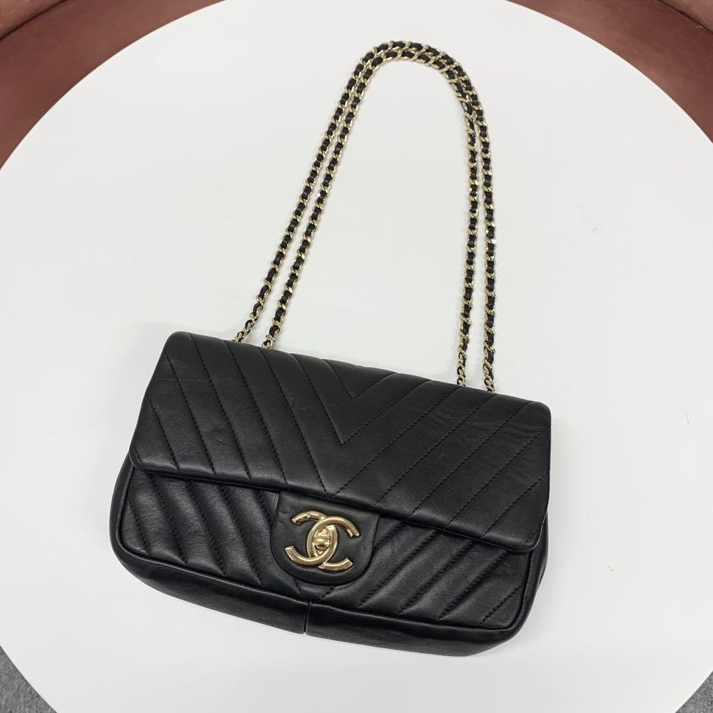 Chanel Chez Blanc CC Logo Stitch Turnlock Shoulder Bag — view 5