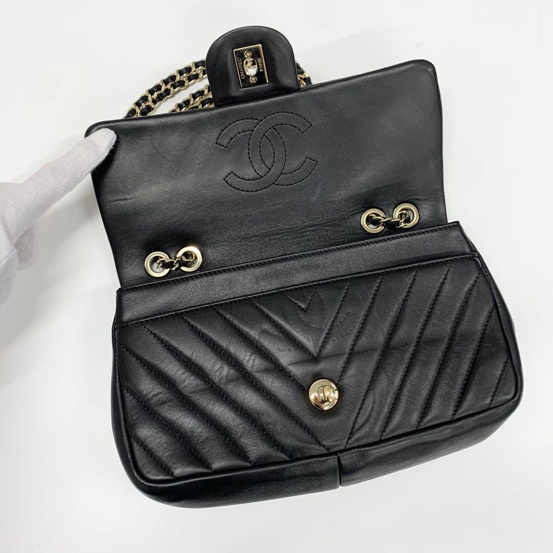 Chanel Chez Blanc CC Logo Stitch Turnlock Shoulder Bag — view 6