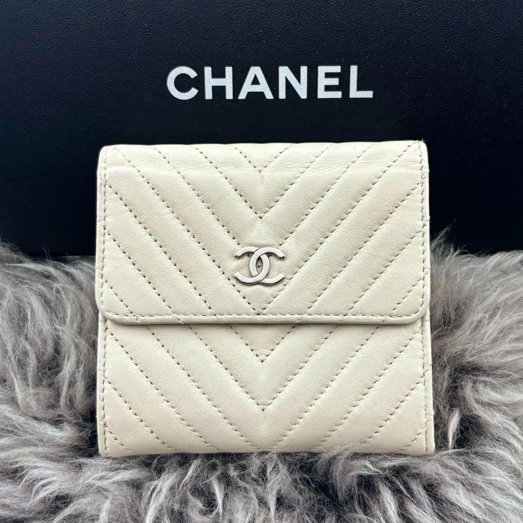 Chanel Wallet Chevron V-stitch Snap Trifold — view 2