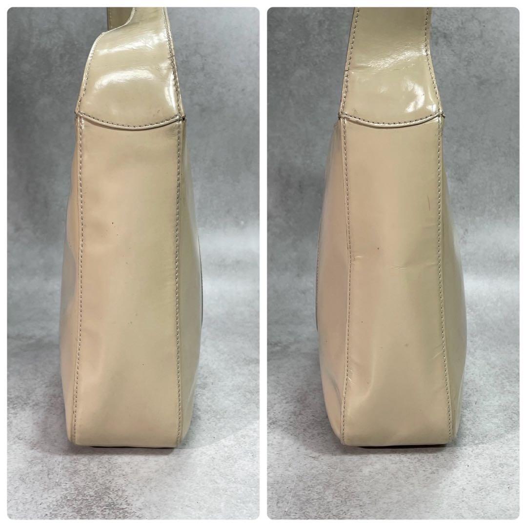 Gucci GG Shoulder Bag Patent Leather Beige Logo — view 7