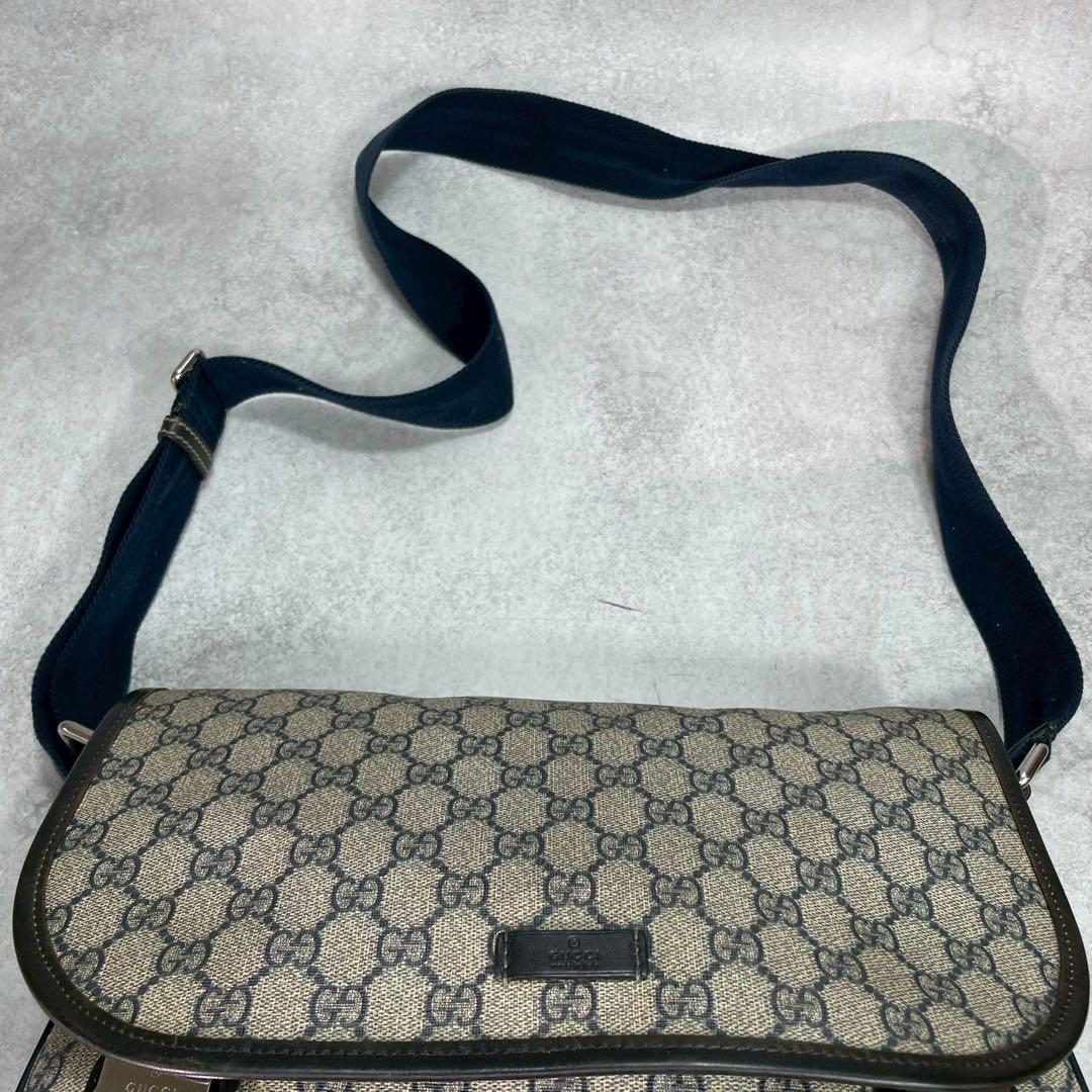 Gucci GG Shoulder Bag Navy Beige Logo Leather — view 4