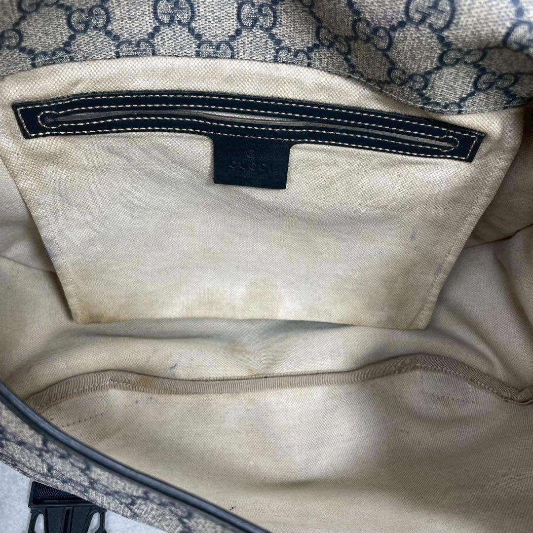 Gucci GG Shoulder Bag Navy Beige Logo Leather — view 5