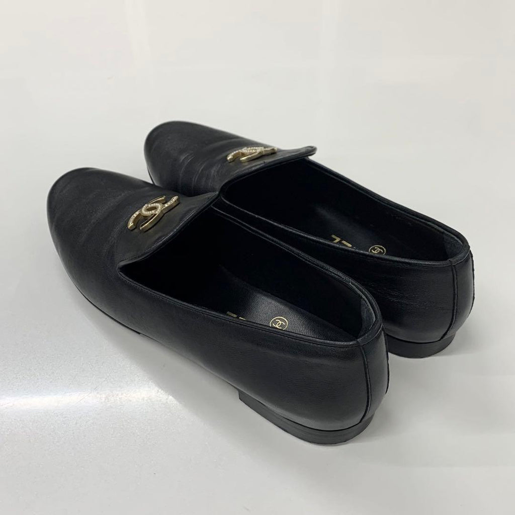Chanel CC Logo Leather Rhinestone Pearl Flat Shoes Black — view 4