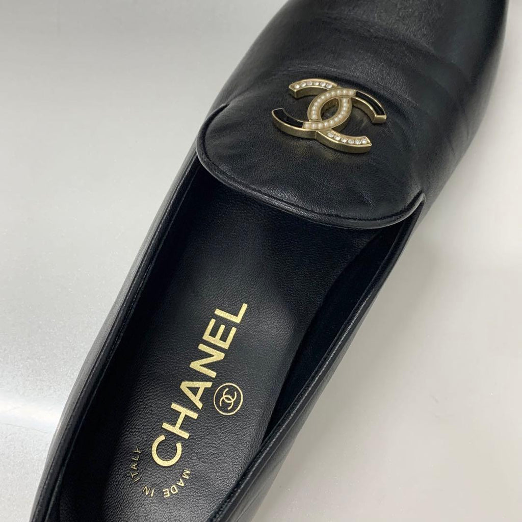 Chanel CC Logo Leather Rhinestone Pearl Flat Shoes Black — view 7