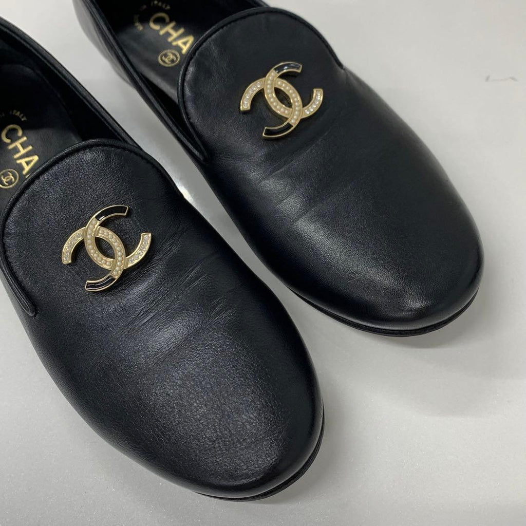 Chanel CC Logo Leather Rhinestone Pearl Flat Shoes Black — view 9