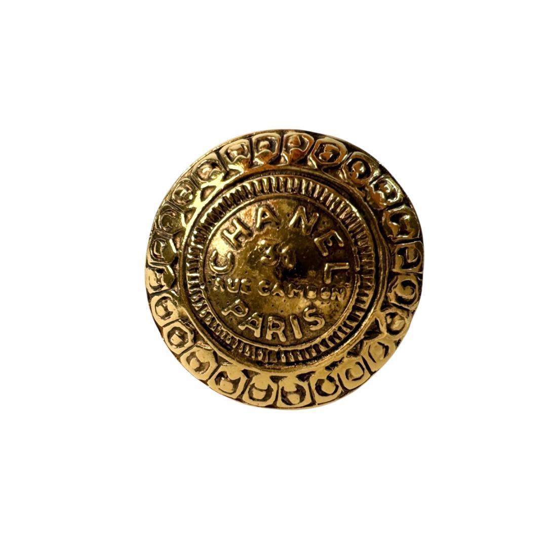 Chanel 31 Rue Cambon Brooch Gold — view 2