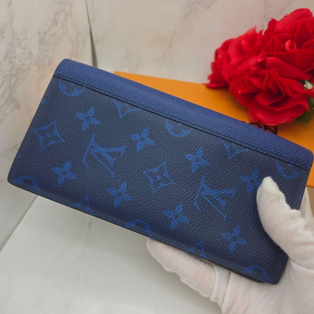 Louis Vuitton Taigarama Portefeuille Brazza Wallet Blue — view 3