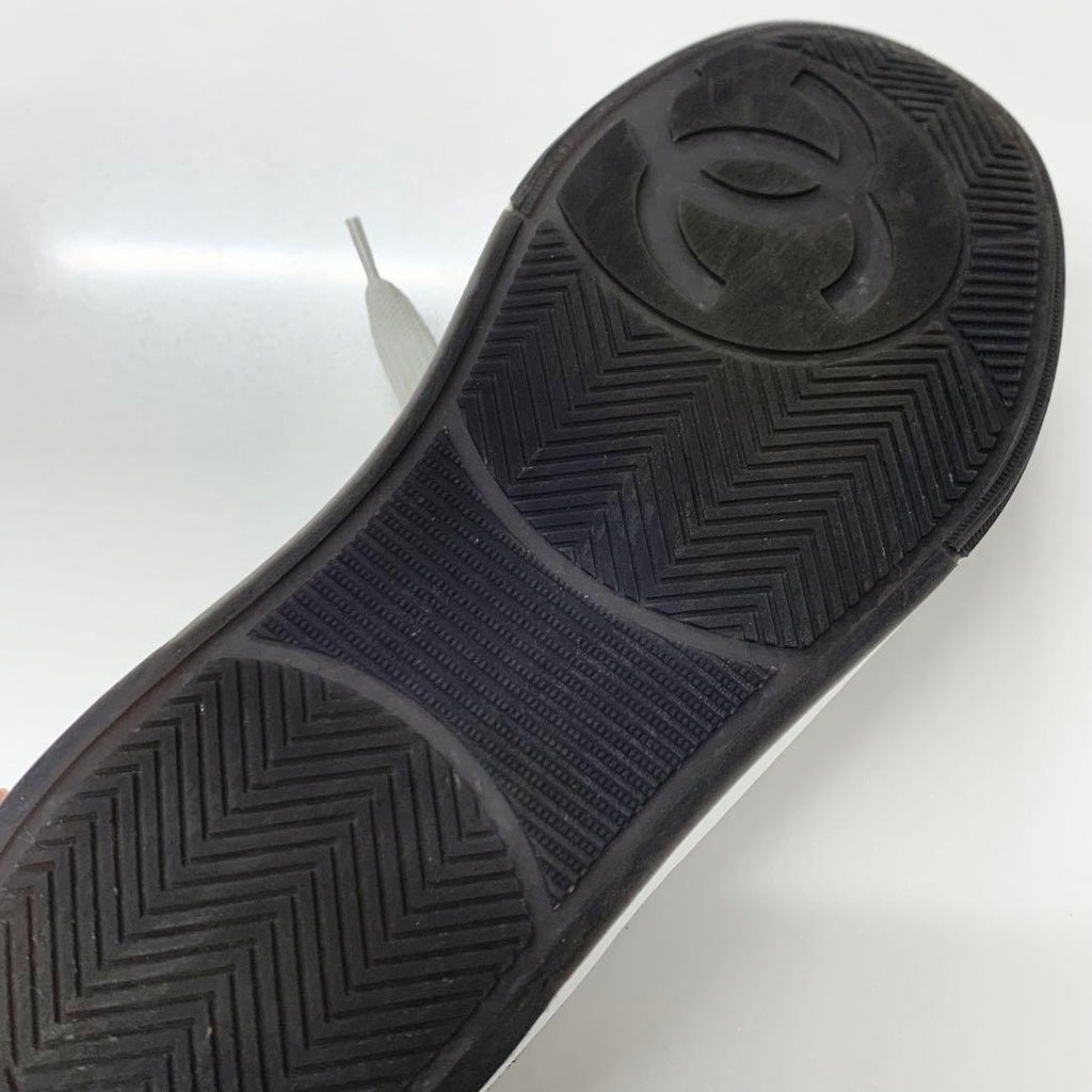 Chanel CC Logo Suede Sneakers Gray — view 9