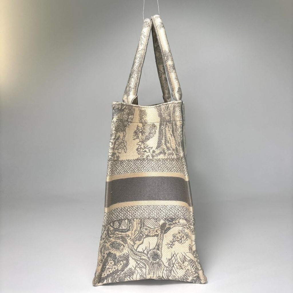 Dior Book Tote Bag Medium — view 4