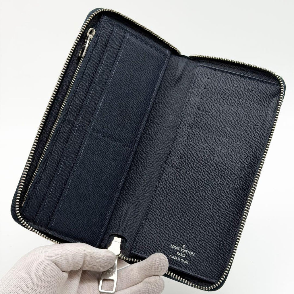 Louis Vuitton Zippy Wallet Vertical Taiga Navy — view 6