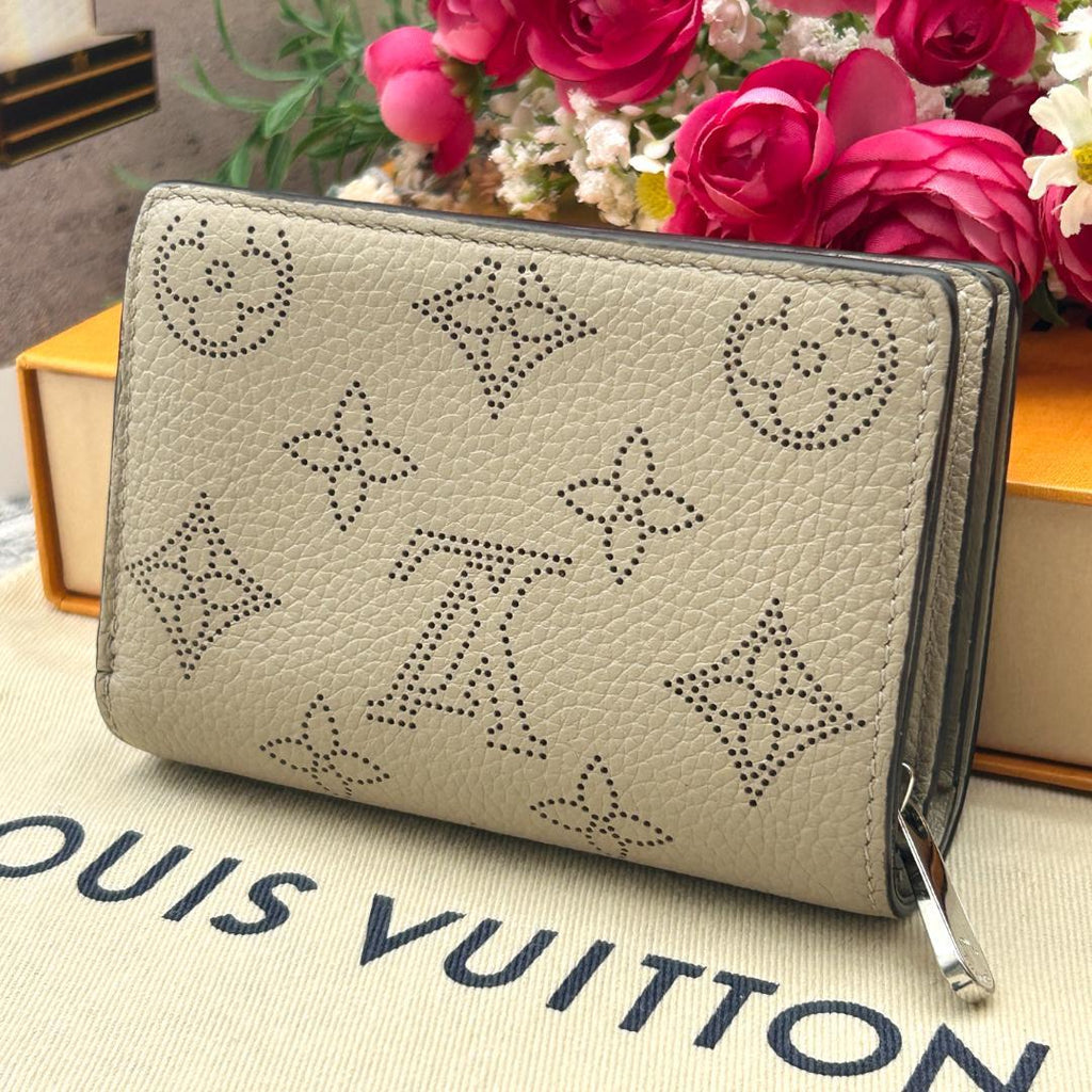 Louis Vuitton Portefeuille Clair Mahina Bifold Wallet — view 2