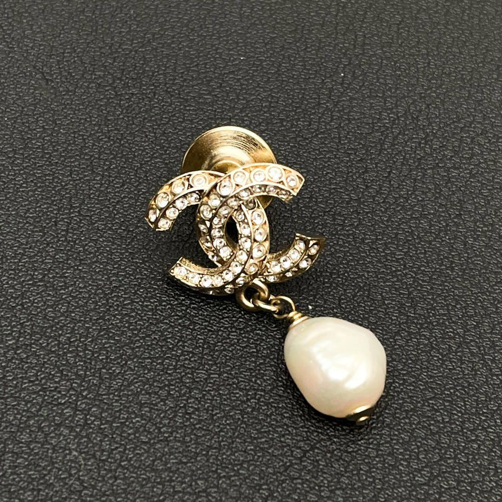 Chanel CC Logo Brooch 11c Rhinestone Gold Pearl — view 2