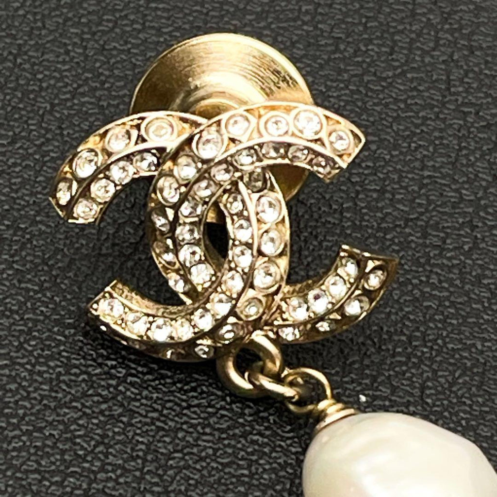 Chanel CC Logo Brooch 11c Rhinestone Gold Pearl — view 3