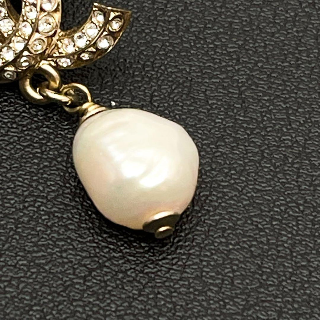 Chanel CC Logo Brooch 11c Rhinestone Gold Pearl — view 4