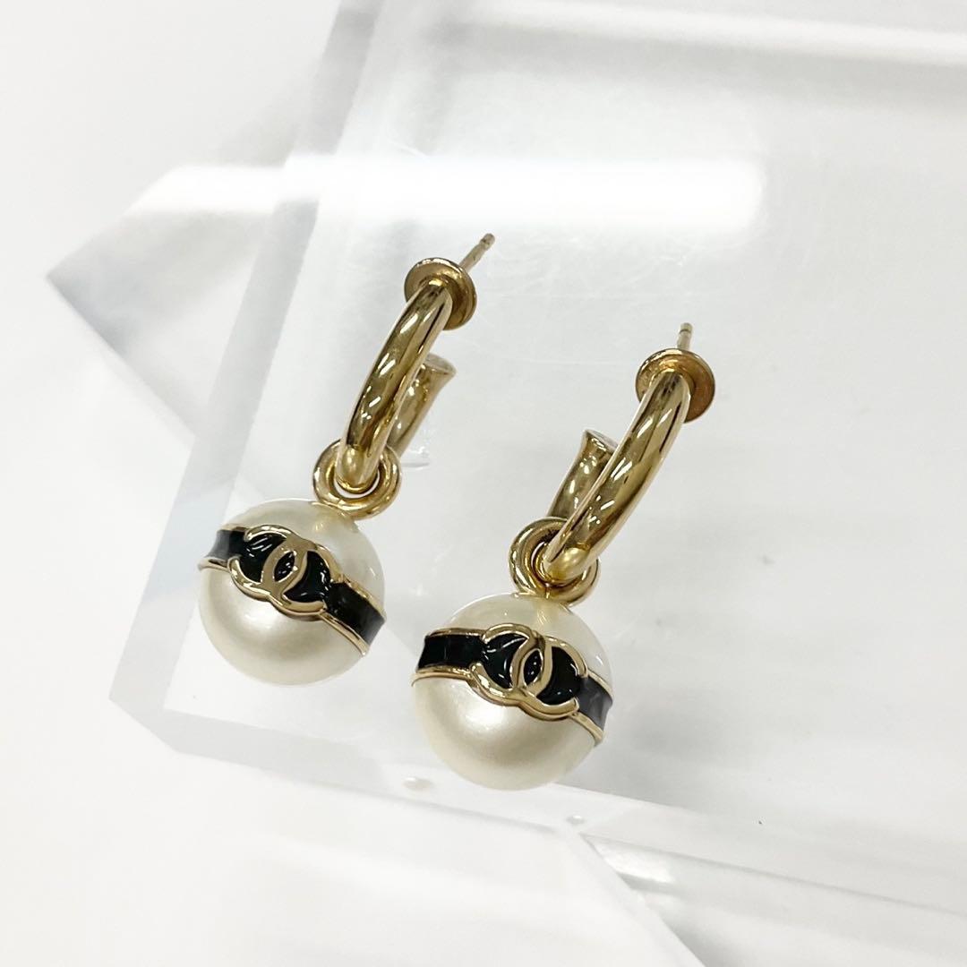 Chanel Earrings CC Logo Pearl Hoop Gold — view 2
