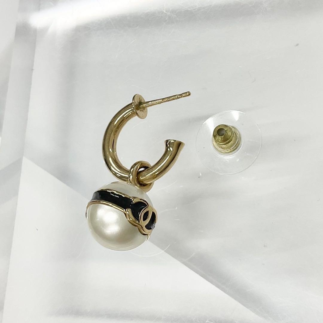 Chanel Earrings CC Logo Pearl Hoop Gold — view 4