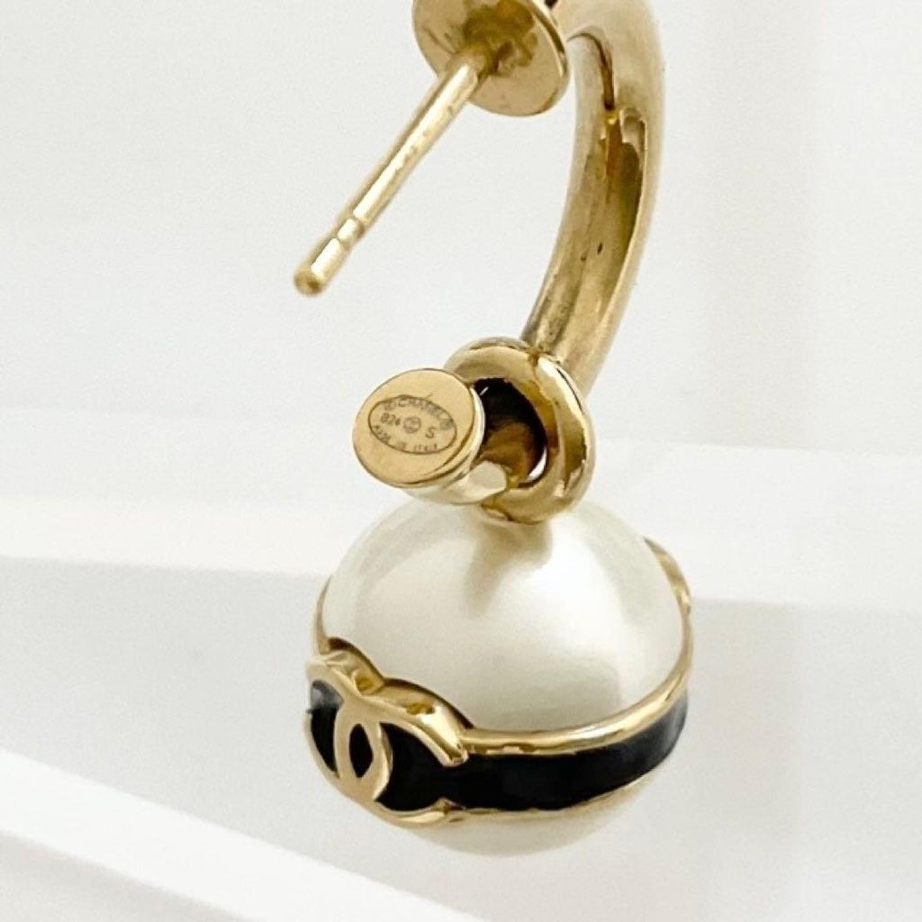 Chanel Earrings CC Logo Pearl Hoop Gold — view 5