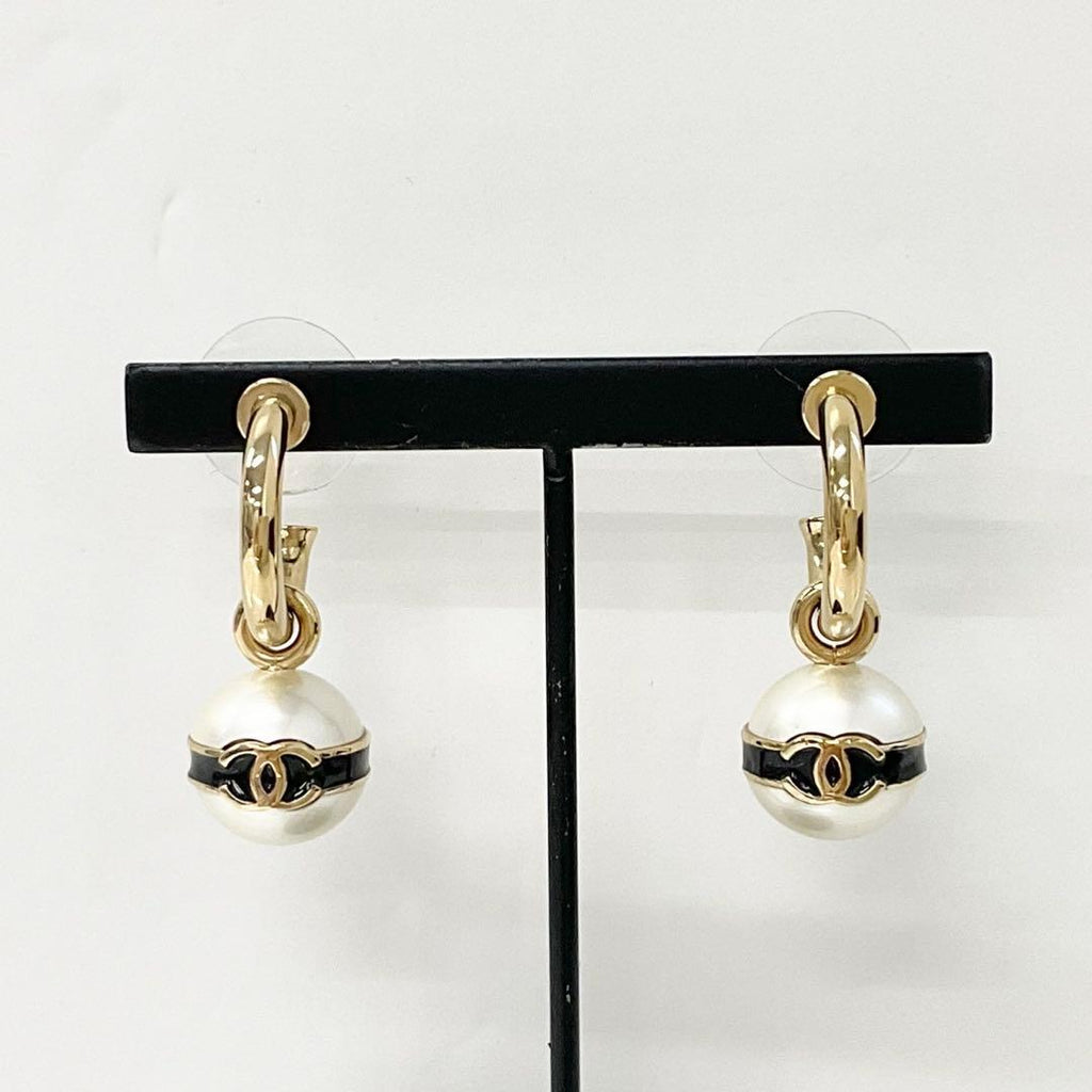 Chanel Earrings CC Logo Pearl Hoop Gold — view 6