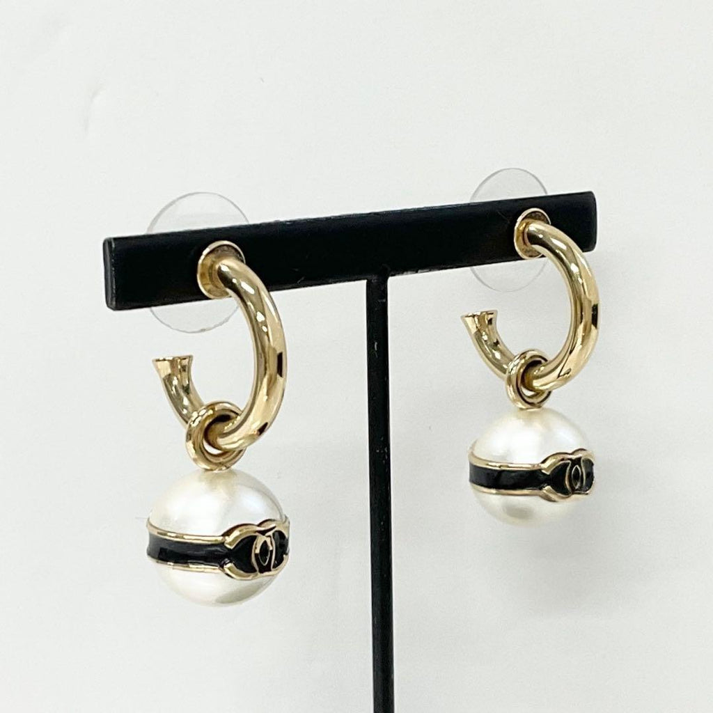 Chanel Earrings CC Logo Pearl Hoop Gold — view 7